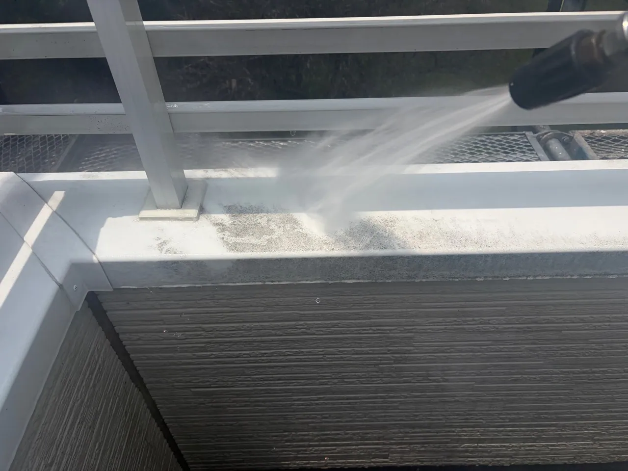 ベランダ手すりまわりの高圧洗浄作業