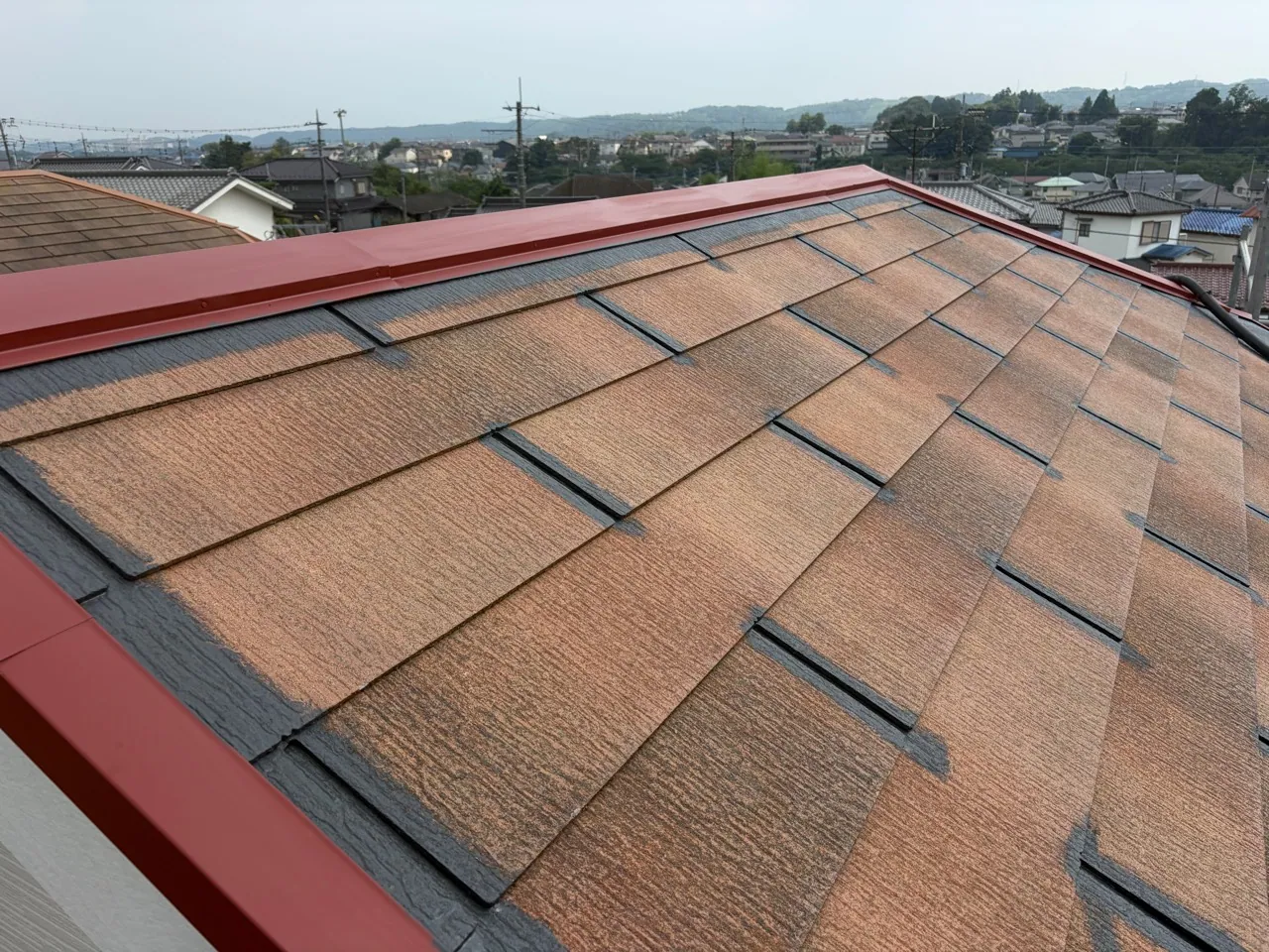 サビ止め塗装を終えた屋根の棟板金と鉄部