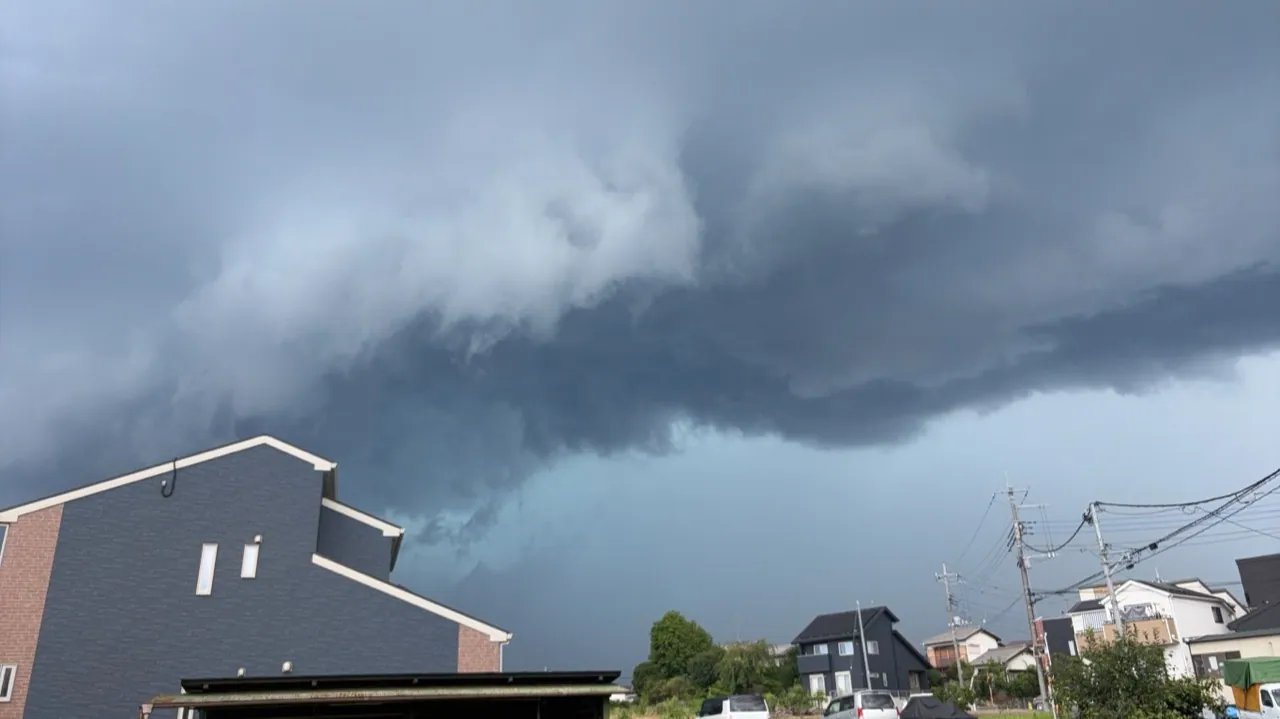 ゲリラ雷雨の直前に住宅街へ近づく発達した雷雲