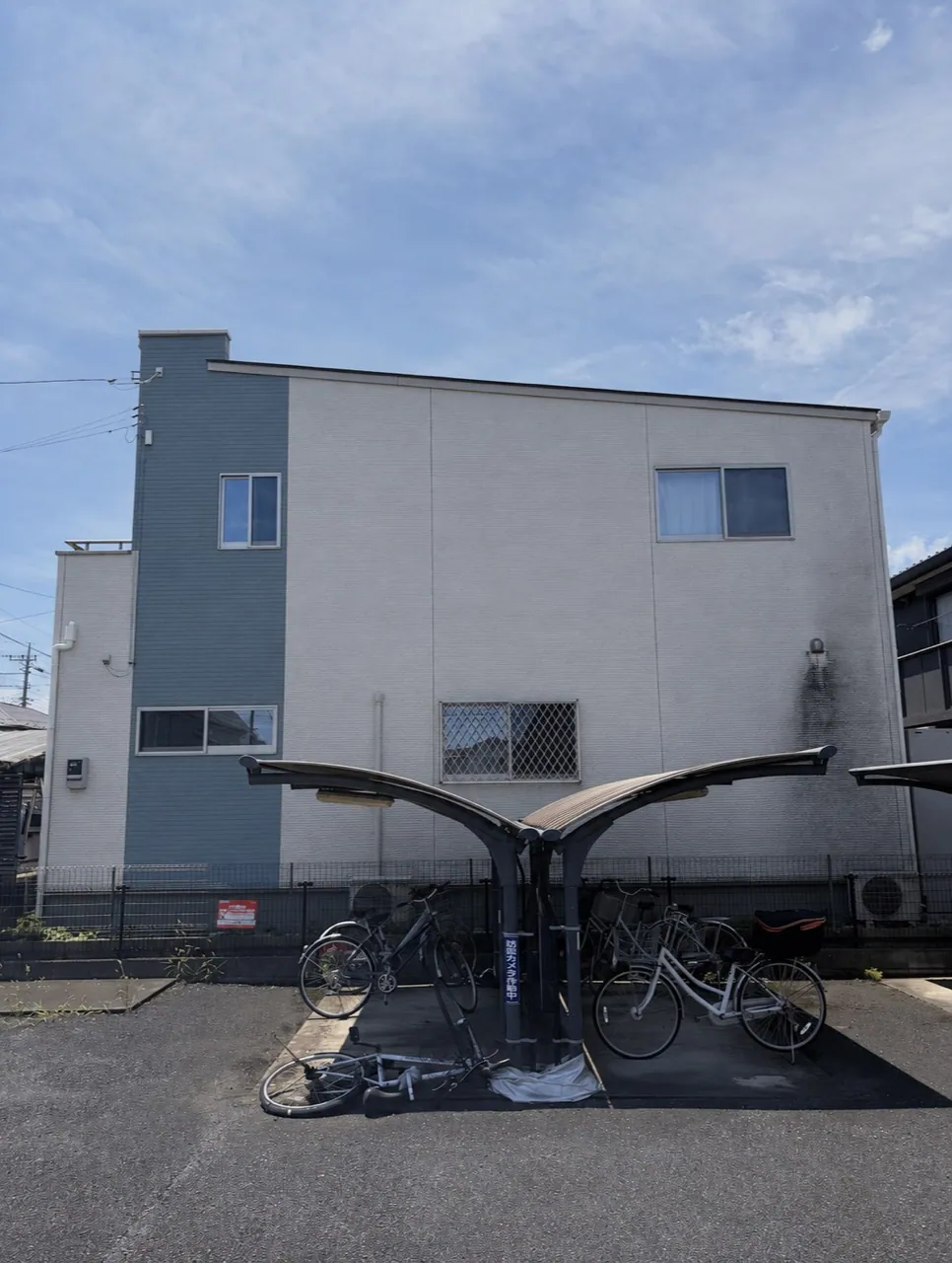 ブルーグレーとホワイトで外壁を塗り分けた塗装後イメージ