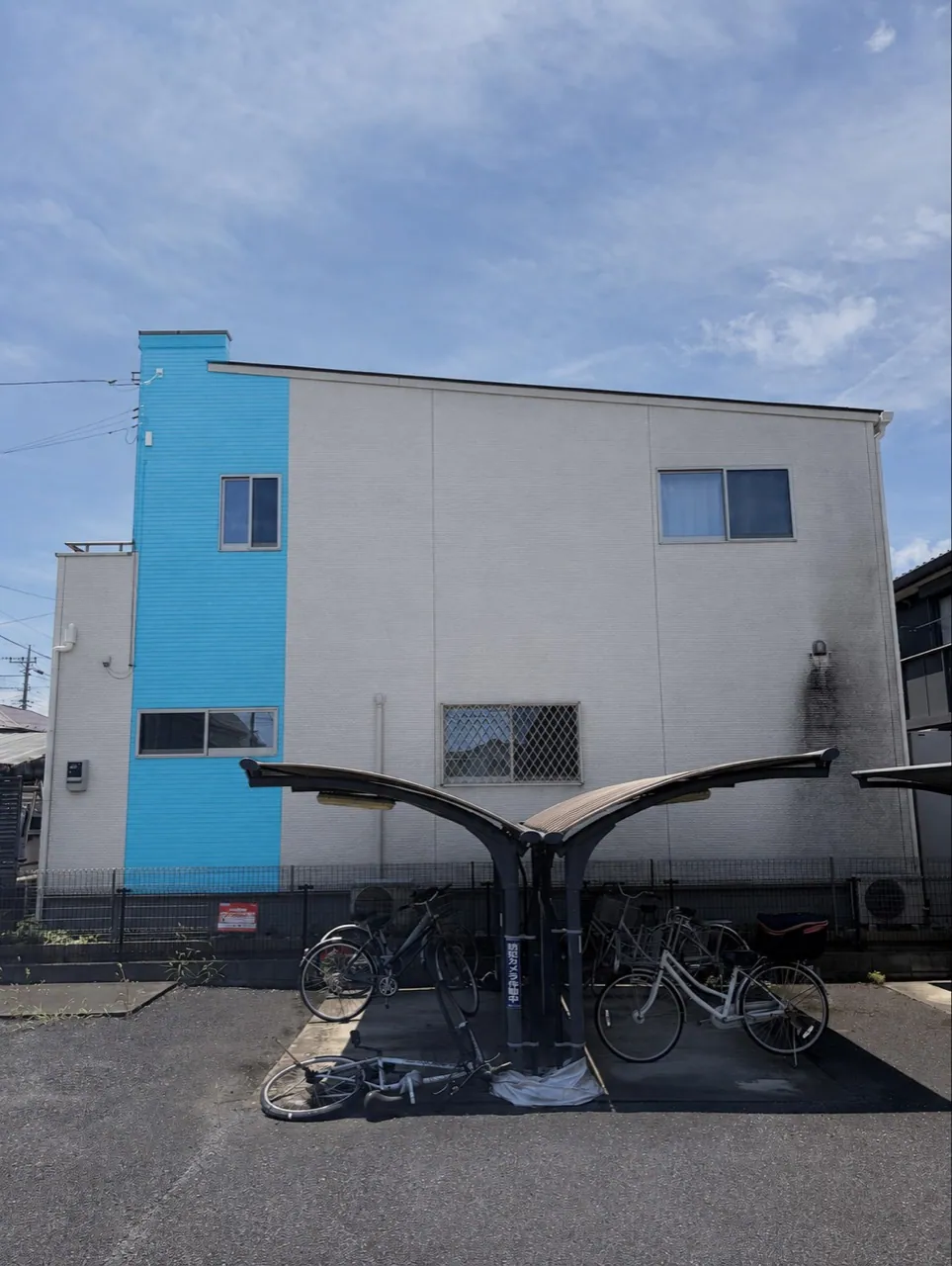 ライトブルーとホワイトで外壁を塗り分けた塗装後イメージ