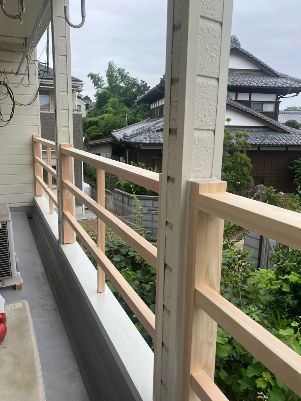 木目を残す塗装について打ち合わせを行った木製ベランダ手すり