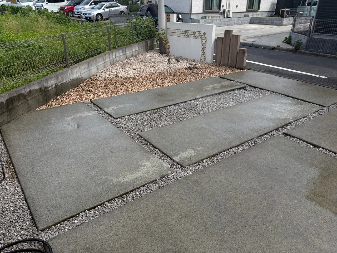 清掃後の駐車場床と砂利敷きの様子