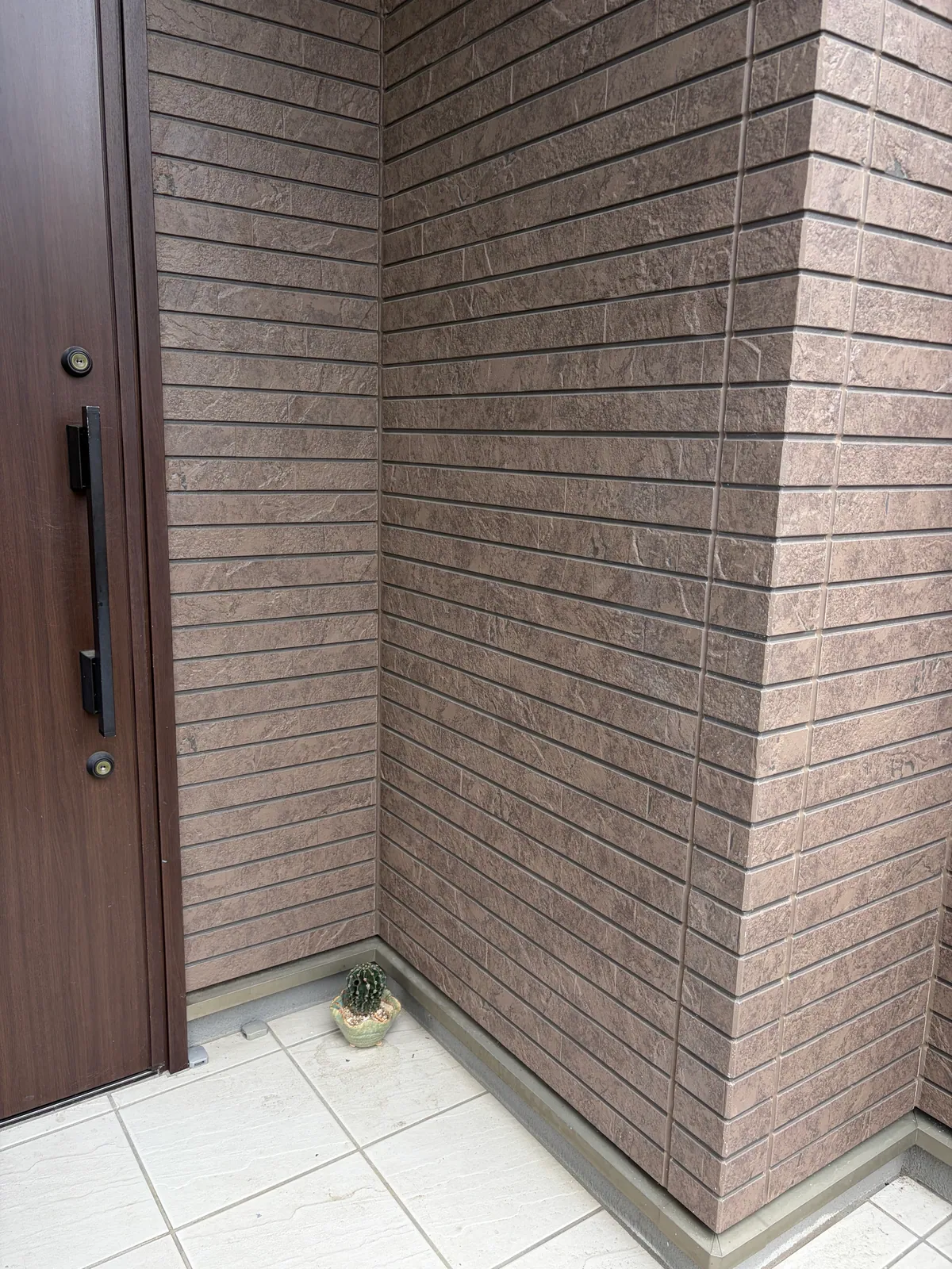 デザイン塗装前の玄関まわりの外壁