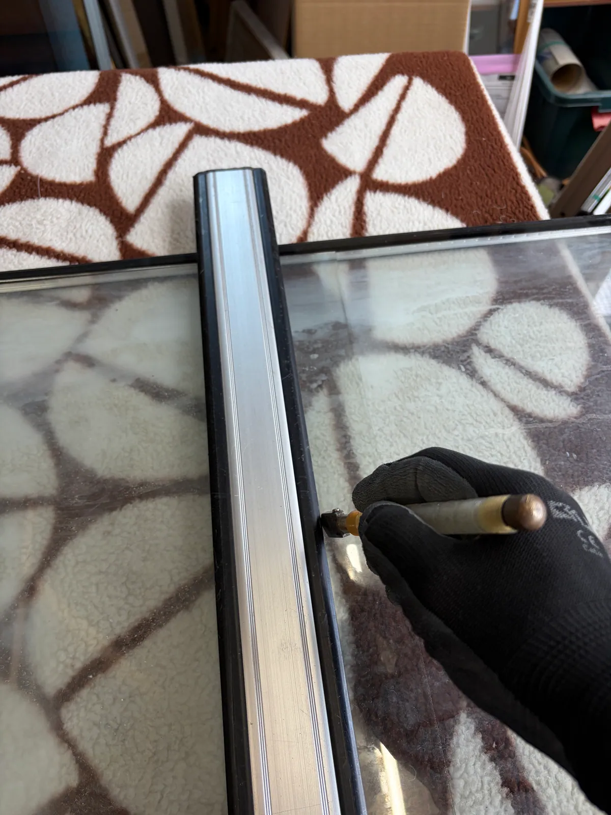 ガラスの千切り作業で使用するガラスと部材