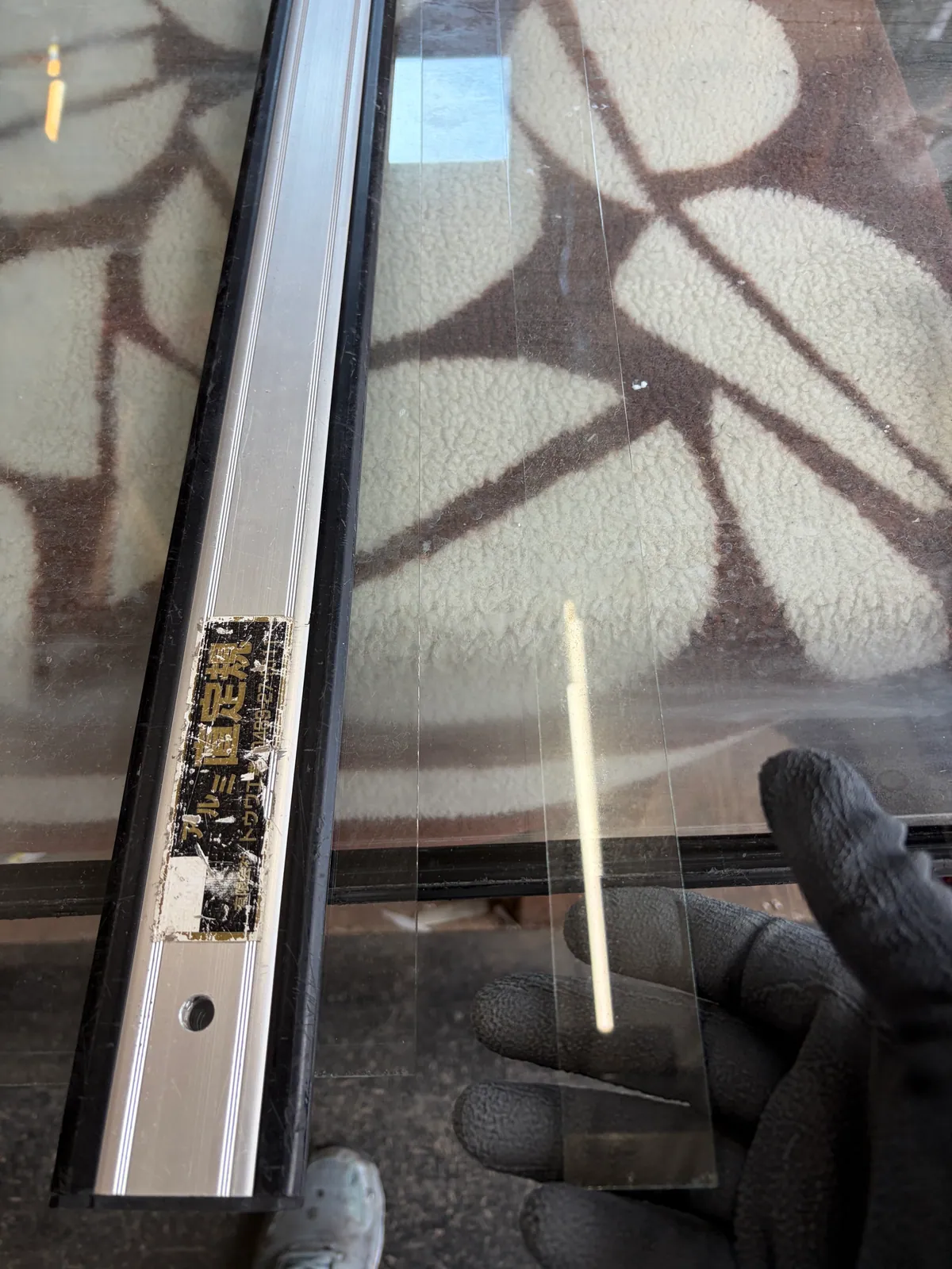 ガラスカッターで切れ目を入れる作業