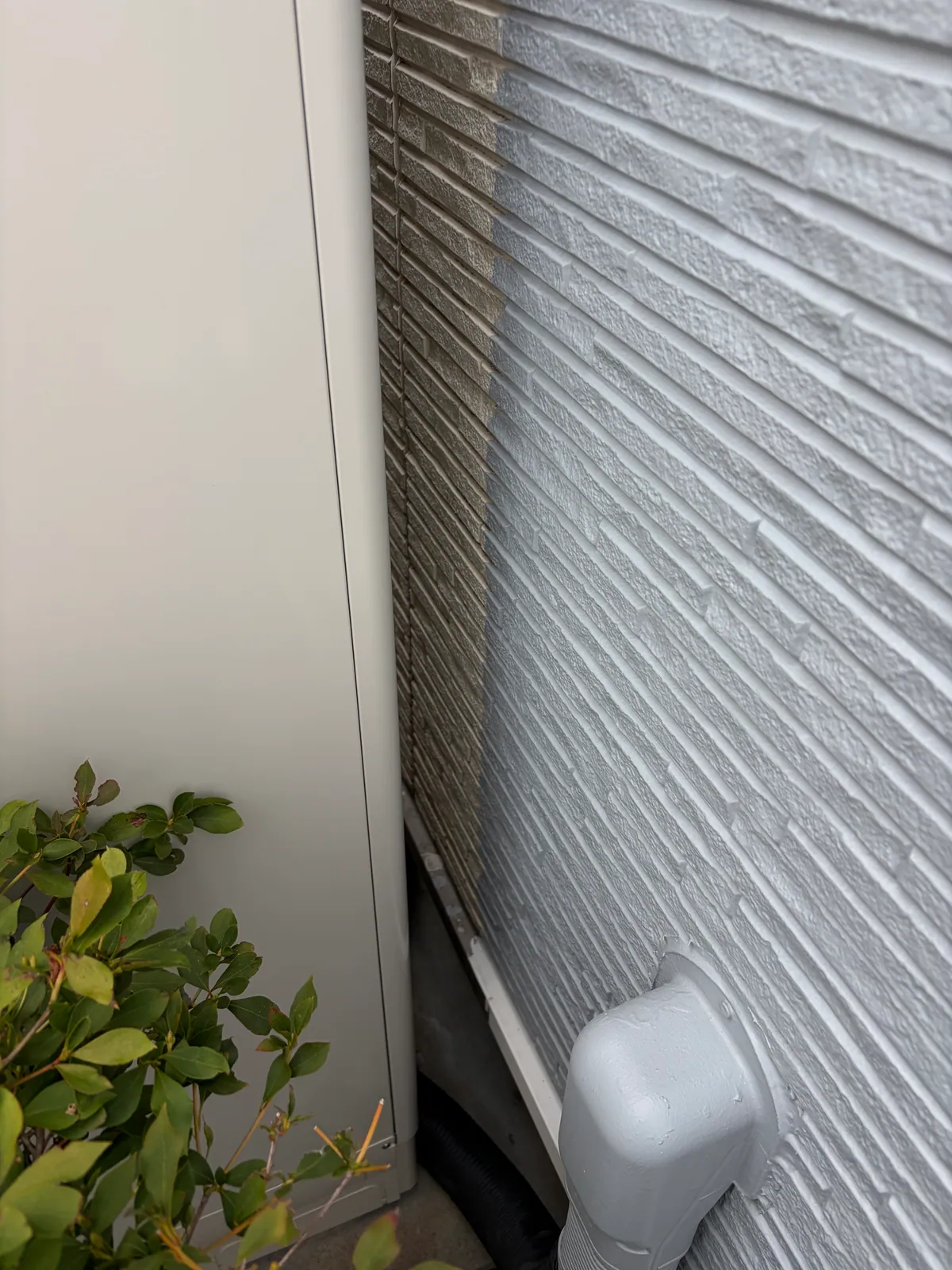 エコキュートと外壁のすき間に見える未塗装部分