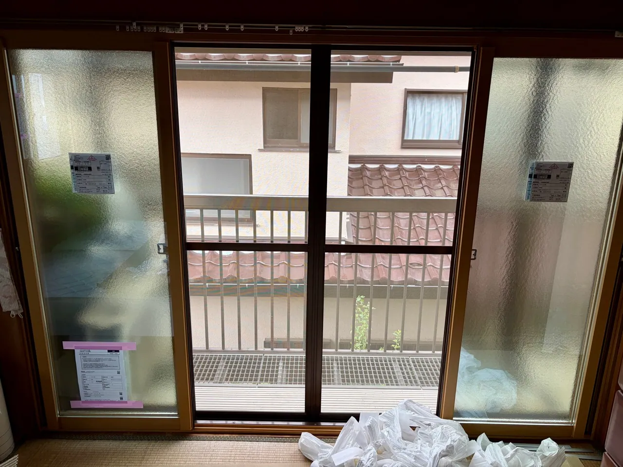 大きな掃き出し窓に取り付けた内窓