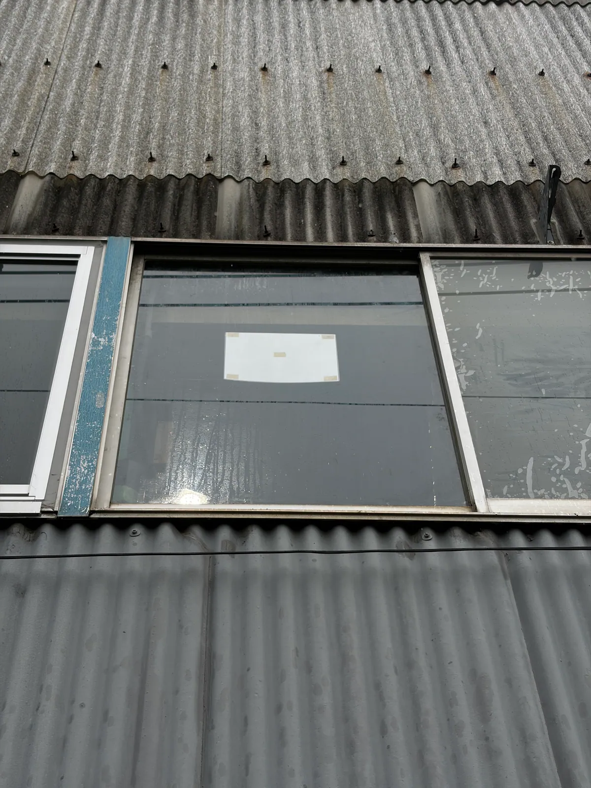 桶川市の工場でガラス交換を行っている窓まわり