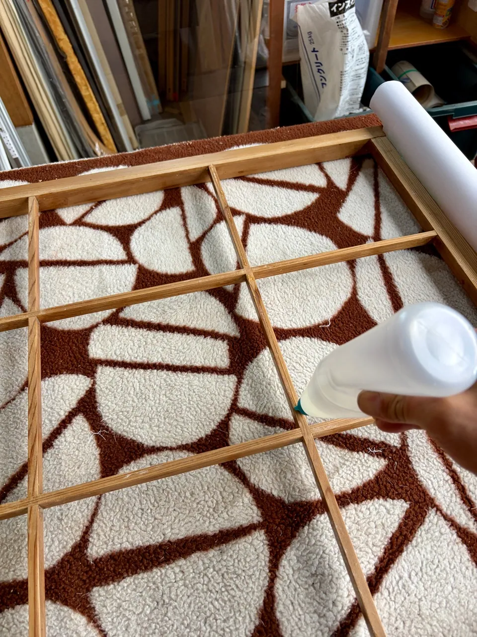 障子の桟にのりを塗って張り替える作業