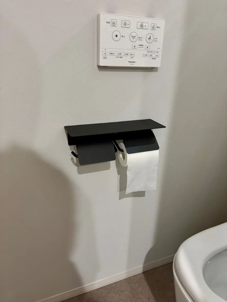 取付け後のトイレットペーパーホルダー