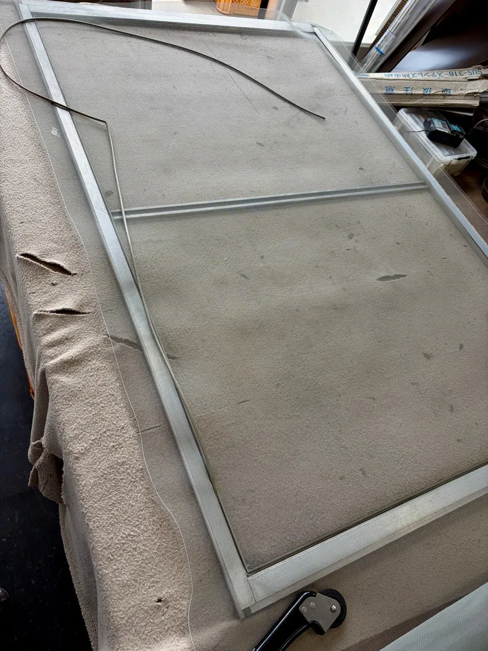 網戸張替え作業中の網戸全体