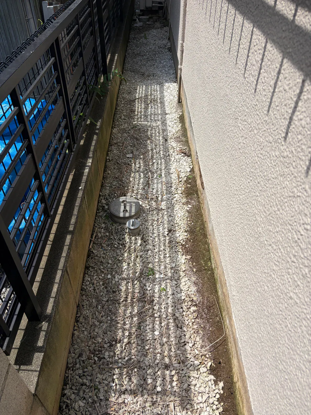 建物まわりの草むしり後の様子