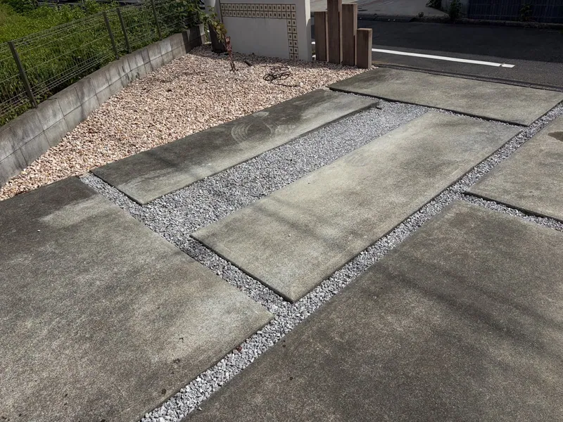 定期点検で伺ったお宅の清掃前の駐車場床