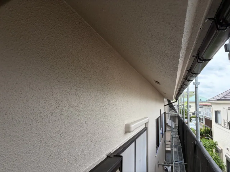 上塗り後の外壁と軒天の仕上がり