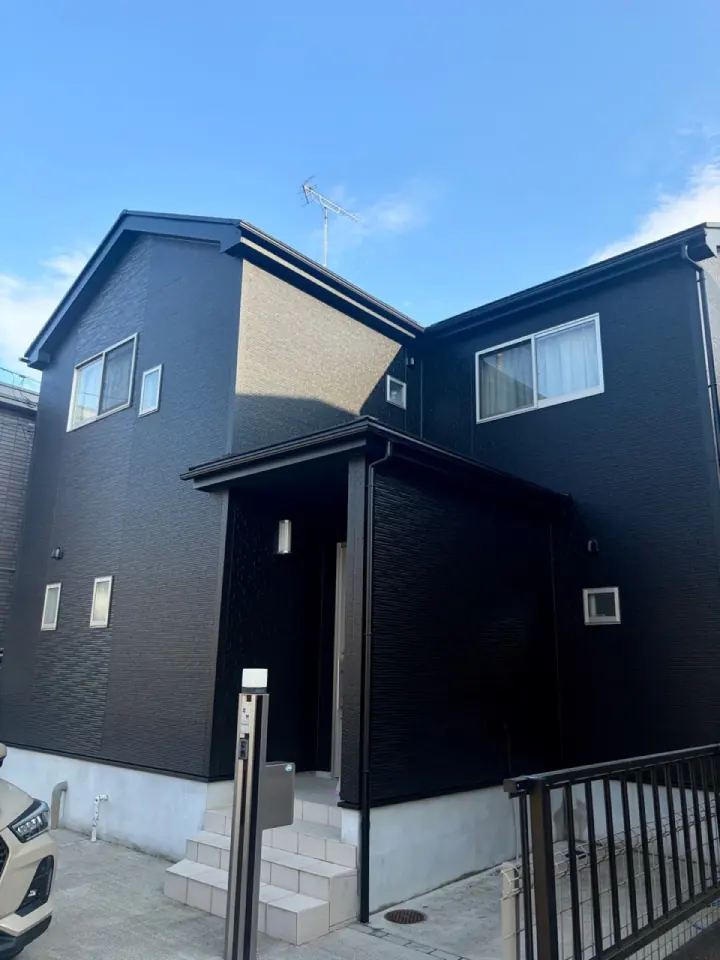 黒色の外壁塗装が完成した住宅