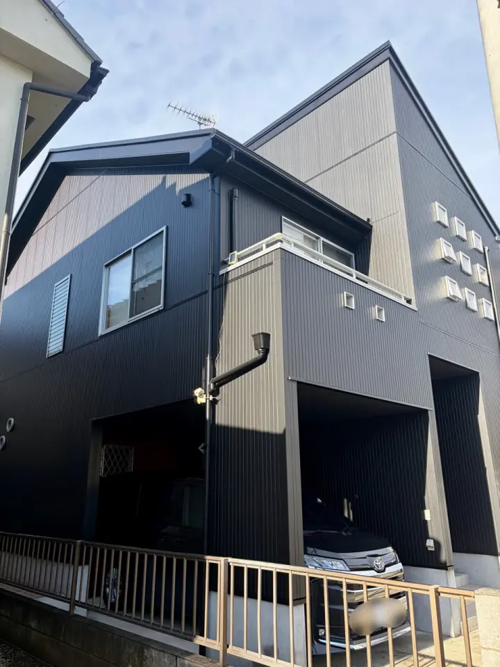 ワントーンの黒色で仕上げた住宅外観