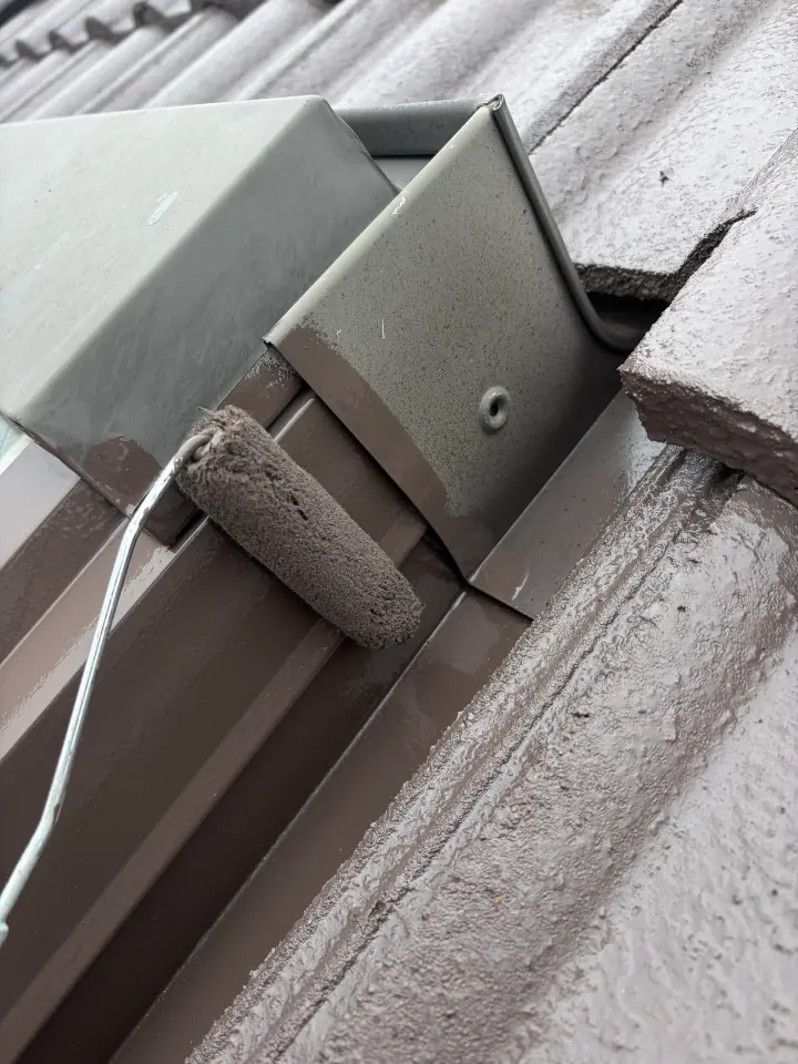 屋根鉄部の塗装作業