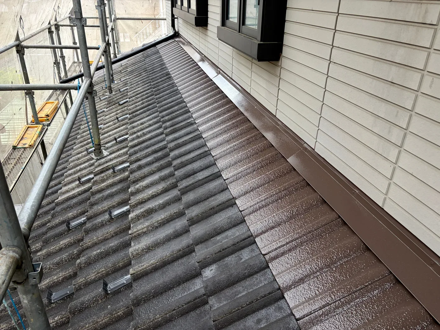 下屋根の中塗り