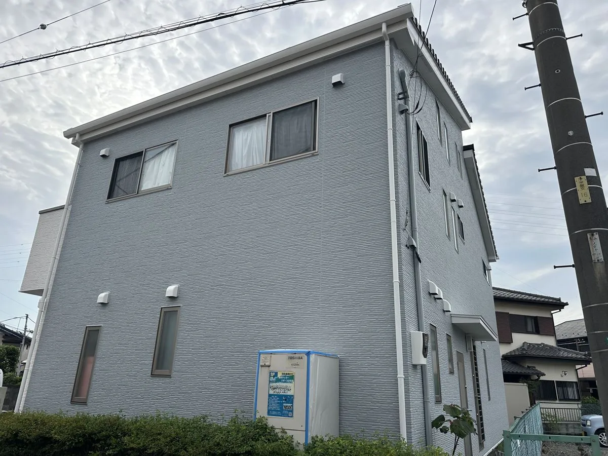 桶川市鴨川 F様邸 施工後 側面 ライトブルーグレーとホワイトの塗り分け