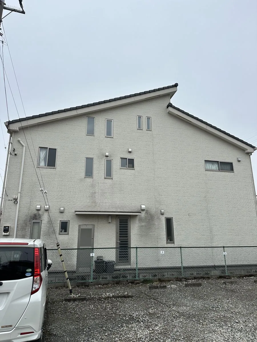 桶川市鴨川 F様邸 施工前 北面 換気フード下の黒い雨だれ