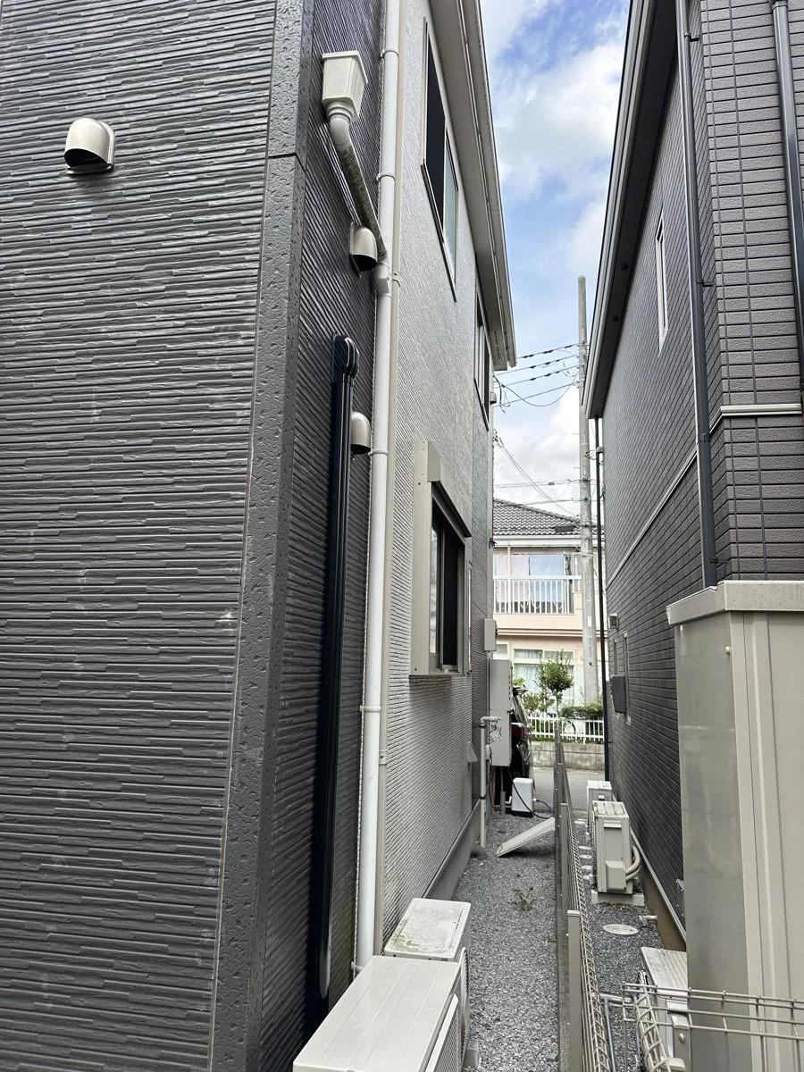 桶川市坂田 K様邸 施工前 隣家との狭い通路