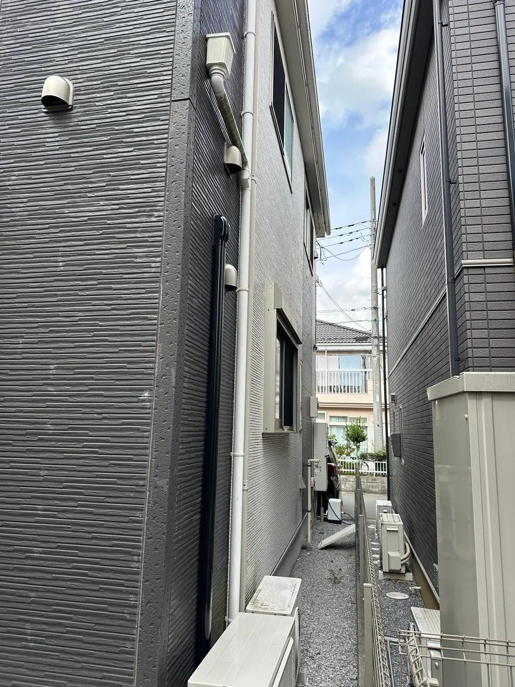 隣家との通路側