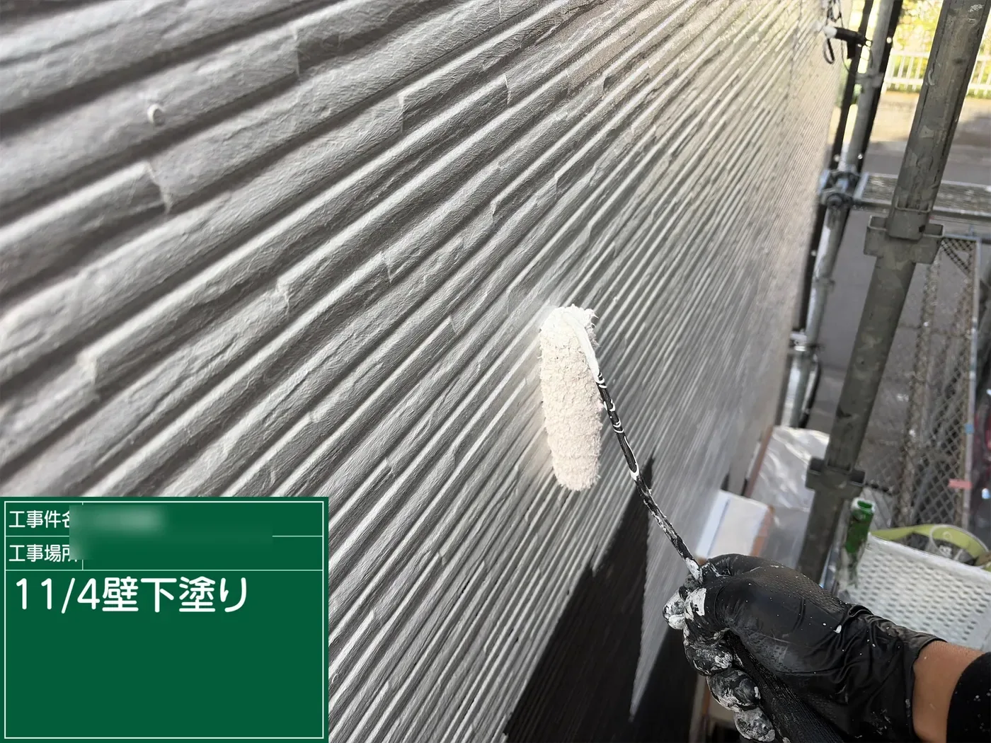下屋根の下塗り
