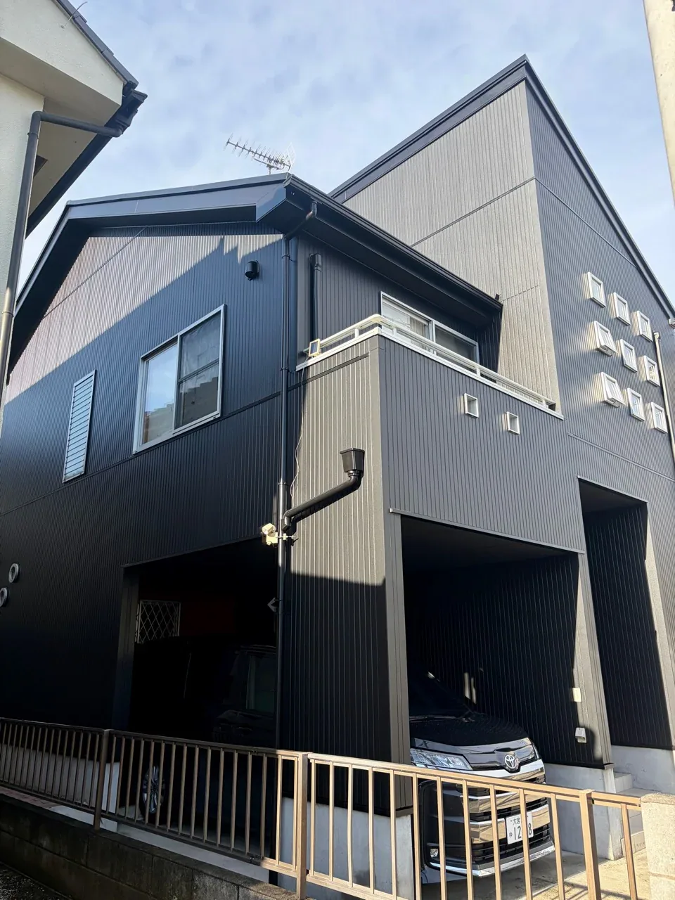 黒い外壁の施工後外観