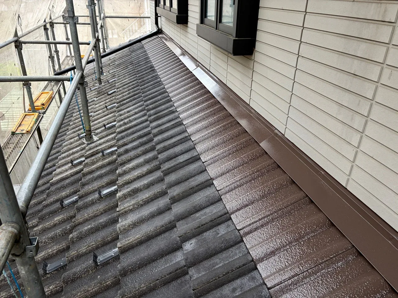 屋根瓦の塗装途中